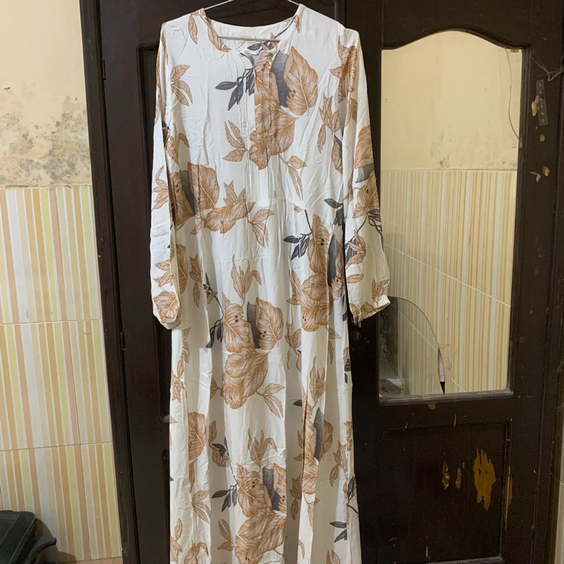 PRELOVED GAMIS KLAMBI PUTIH BUNGA BUNGA