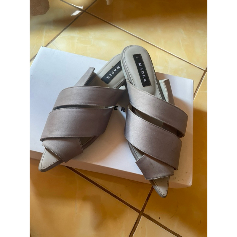 Preloved sendal mader