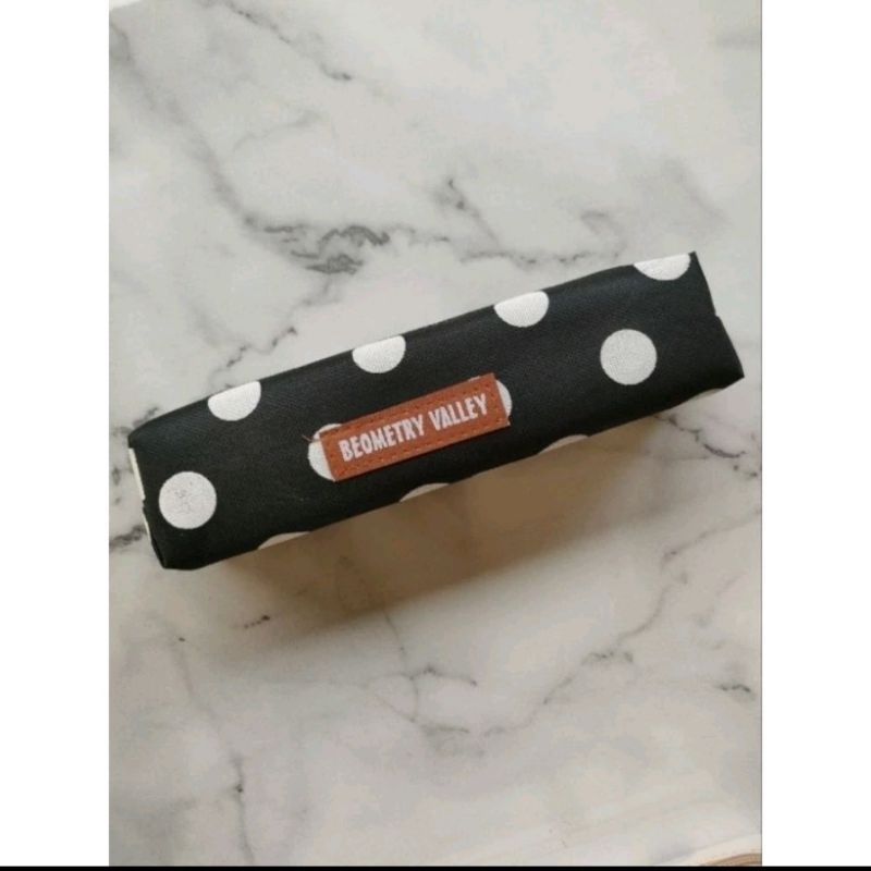 

Tepak pensil Beometry valley bahan D300