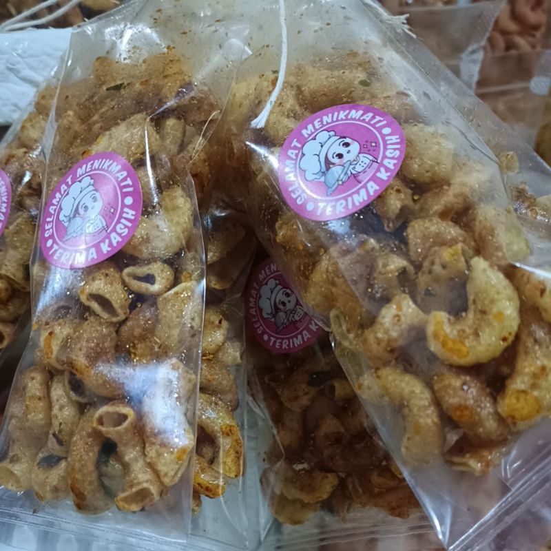 

Makaroni kemasan Ekonomis 20 Gram/Pedas Daun Jeruk/Balado/BBQ/Jagung Bakar/Makaroni bantat/Makaroni spiral/cemilan pedas/jajanan pedas