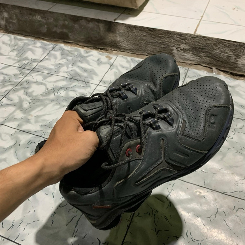 Sepatu outdoor / trekking k2