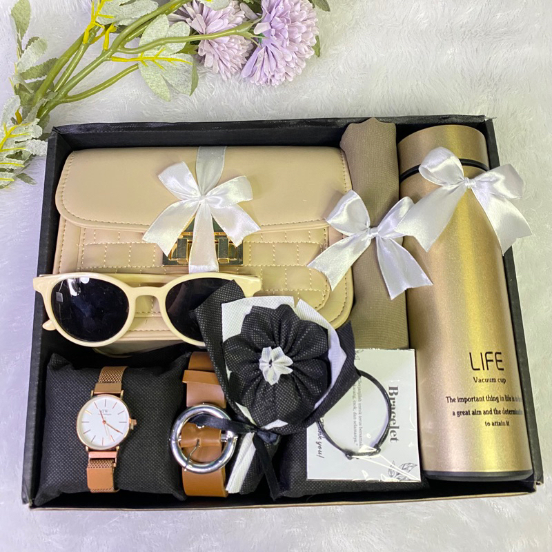 

GIFTBOX HAMPERS KADO ULANGTAHUN WANITA CEWE BIRTHDAY WISUDAH WEDDING GRADUATION