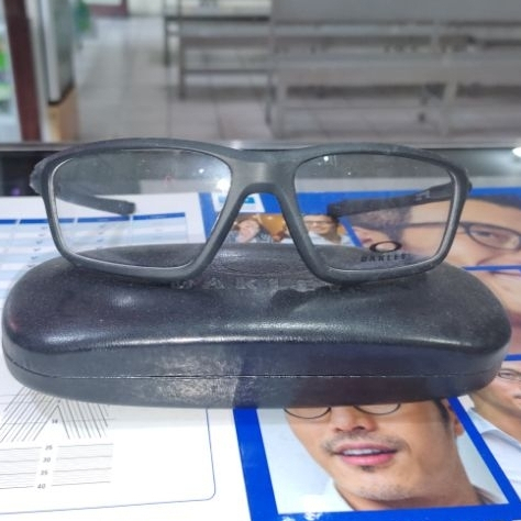 Kacamata dengan lensa progressif blue chromic