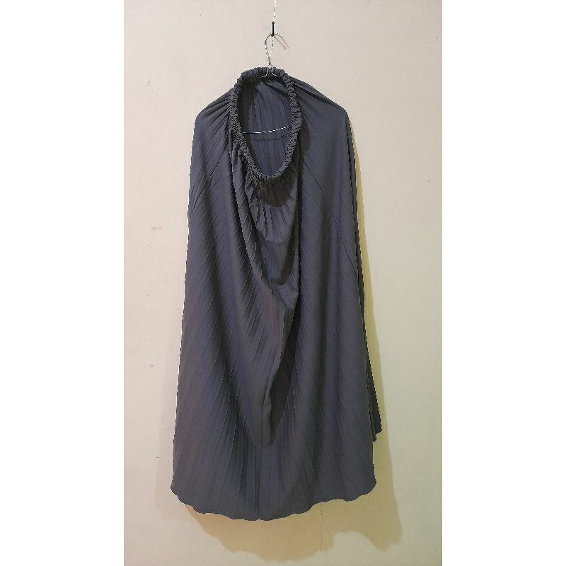 Rok Abu-abu Tua Plisket Second