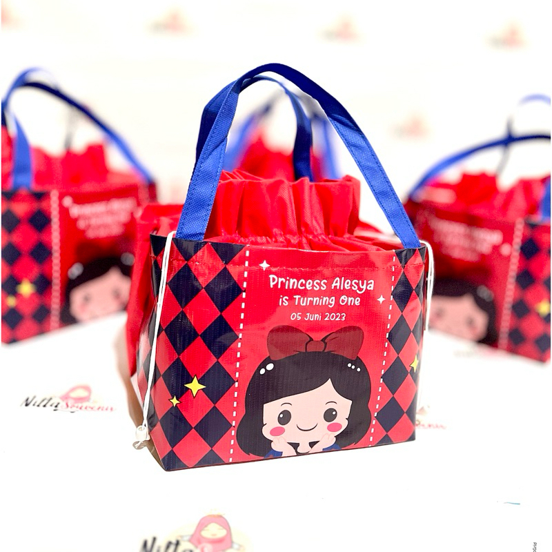 

Tas Serut Box Nasi 20x20 Souvenir Ulang Tahun Anak Goodiebag Ultah Custom Gambar Terbaru