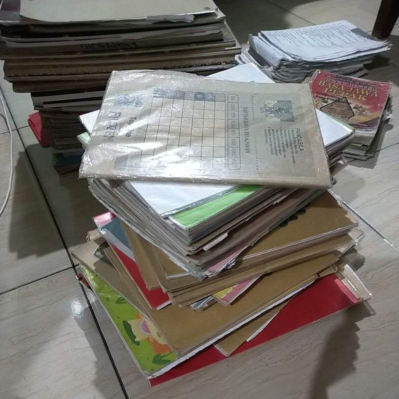 

Kertas bekas buku tulis utk bungkus