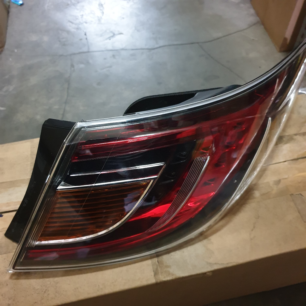 LAMPU BELAKANG KANAN COMB MAZDA 6 GS1F51150K ORIGINAL