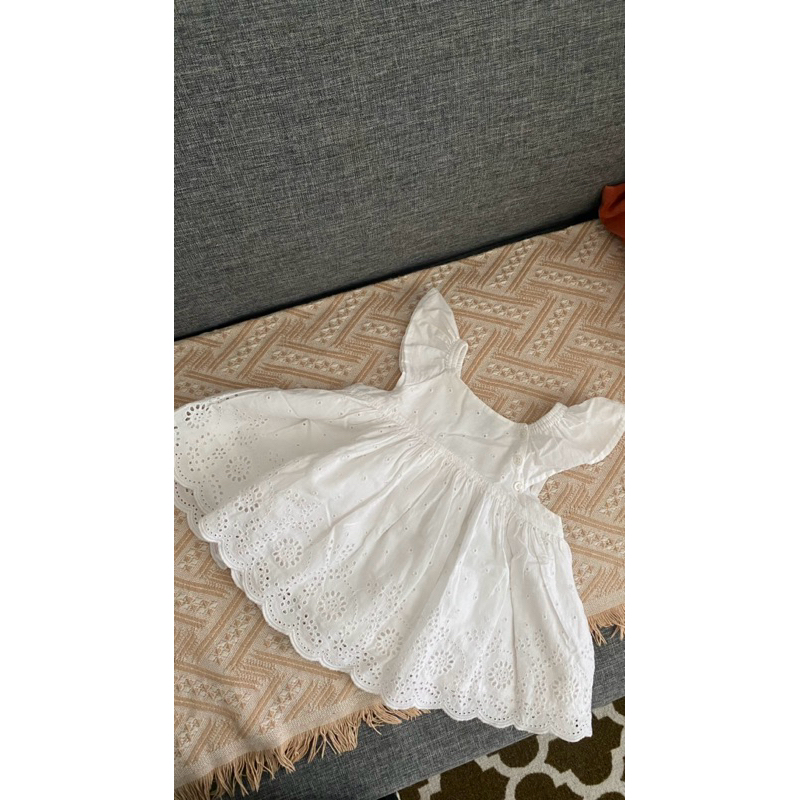 preloved dress baby girls katbol katun bordir embroiderry white brand baby gap size 18-24m with furi