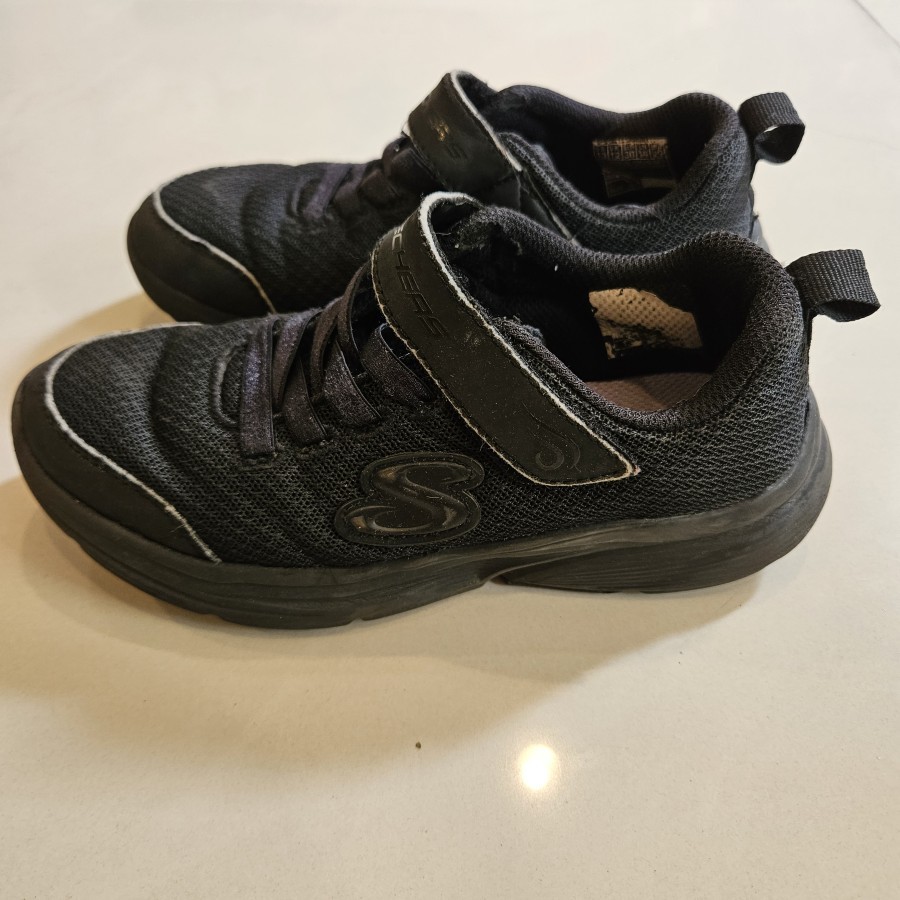 SKECHERS sepatu sekolah hitam black olah raga anak pria wanita sport lari jalan bekas empuk murah as