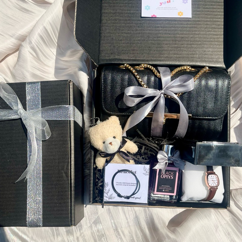 

GIFTBOX AESTHETIC CEWEK | HAMPERS AESTETIK CEWEK | KADO ULTAH | HADIAH ULANGTAHUN | HADIAH GRADUATION | KADO LAMARAN | KADO WEDDING