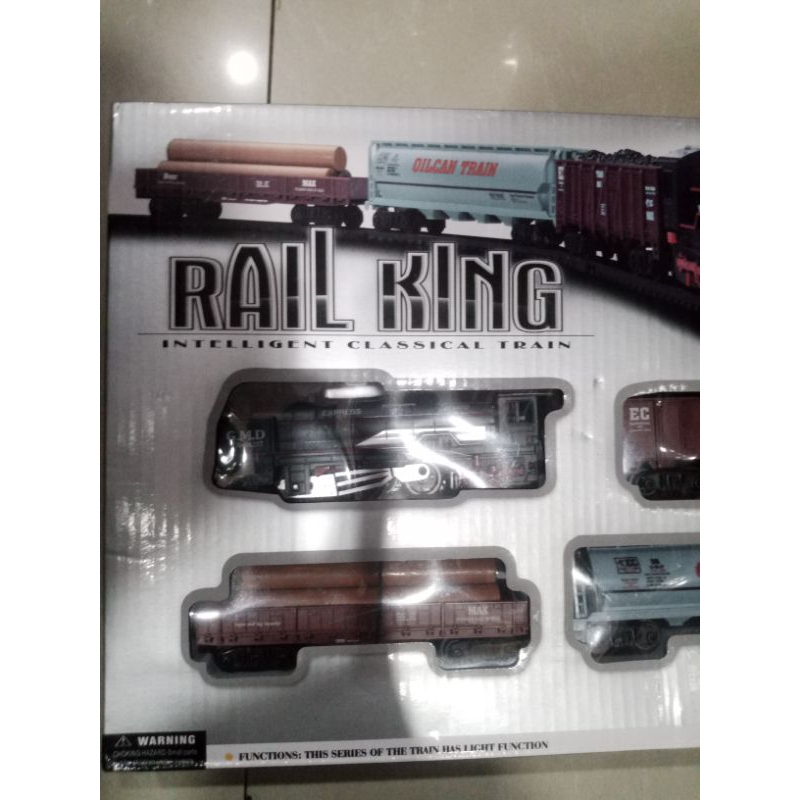 Kereta Lokomotif Railking 4gerbong dengan jalanan kereta