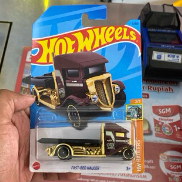 hotwheels truk towing fantasai “fast bed hauler”