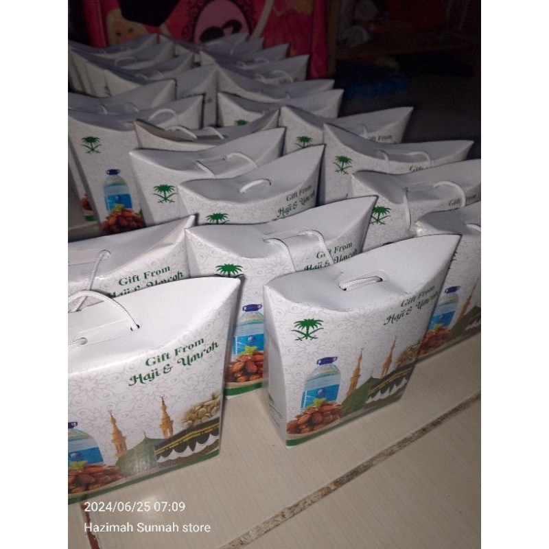 

kotak/tas oleh oleh haji umroh