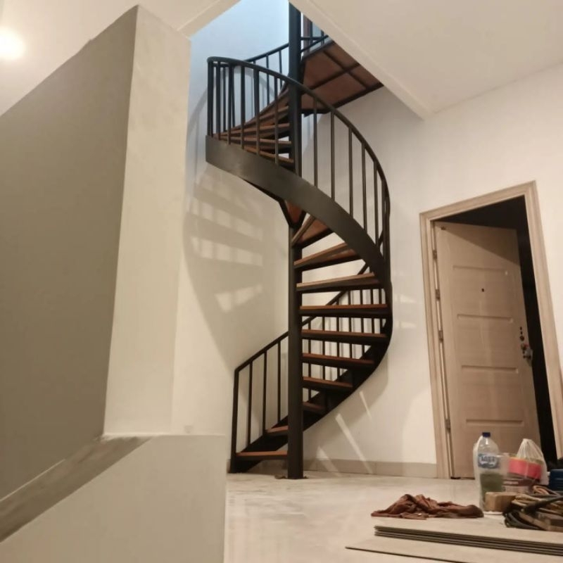 Tangga putar pijakan kayu