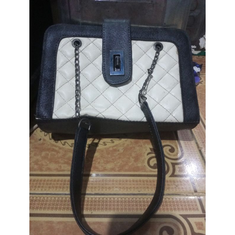 Tas selempang wanita hitam putih