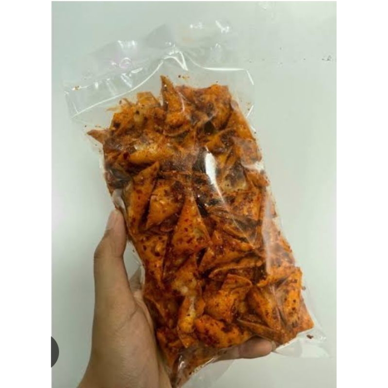 

pangsit daun jeruk 1kg. camilan mantul. camilan nagih.camilan pedas. camilan viral. pedas nampol . bumbu melimpah. renyah.jajanan viral.pangsit viral.