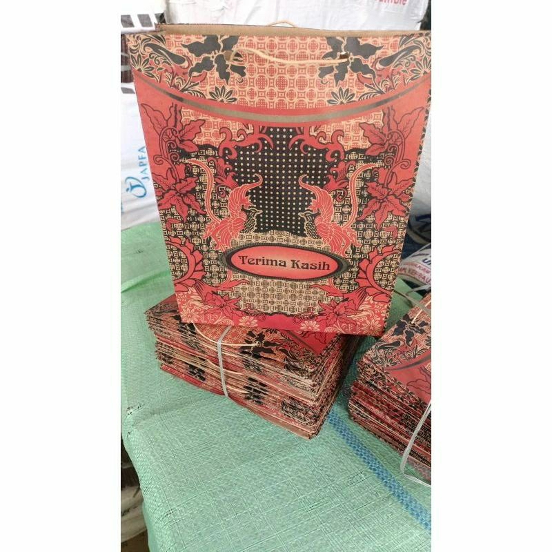 

Tas paperbag batik ukuran 28x22x6,5