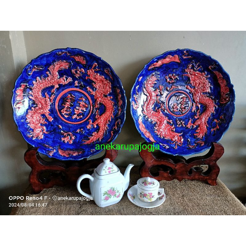 2 buah piring keramik lukis motif naga timbul biru merah untuk dekorasi hiasan dinding