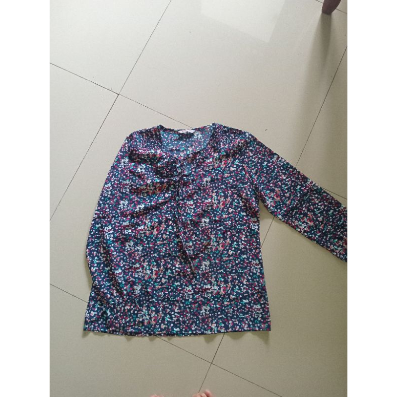 Preloved — Blouse Bunga Bunga St.Yves