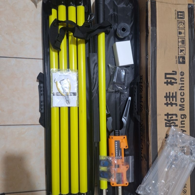 alat pengikat/merapikan kabel fiber optik udara
