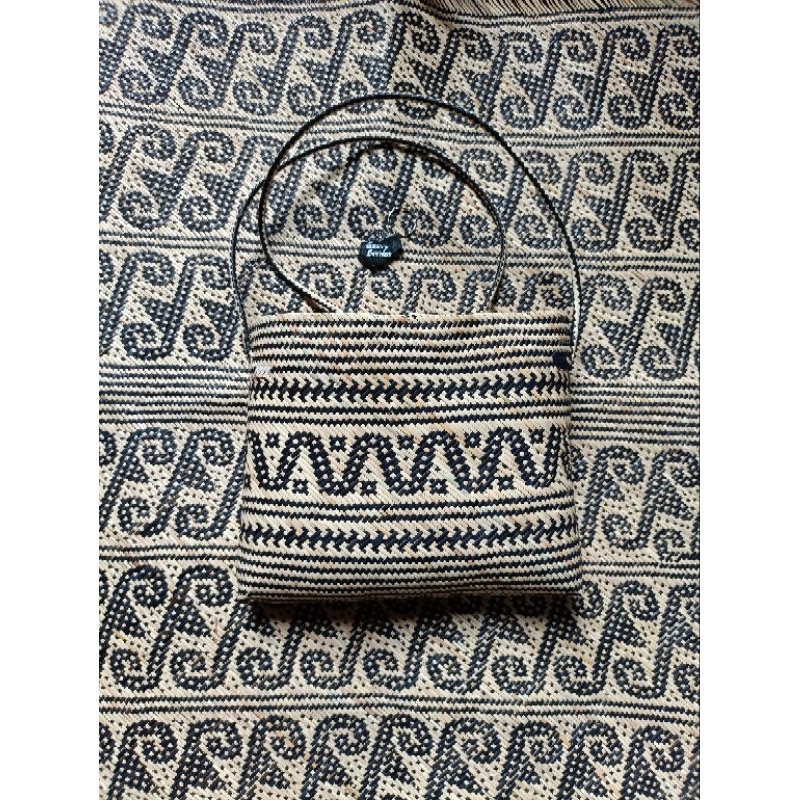 Tas Anjat Rotan Selempang Etnik Kalimantan Anyaman