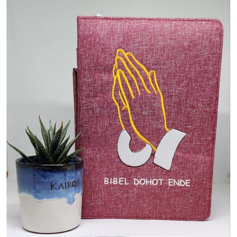 

SAMPUL BIBEL DOHOT ENDE SUPLEMEN MOTIF "TANGAN BERDOA MERAH