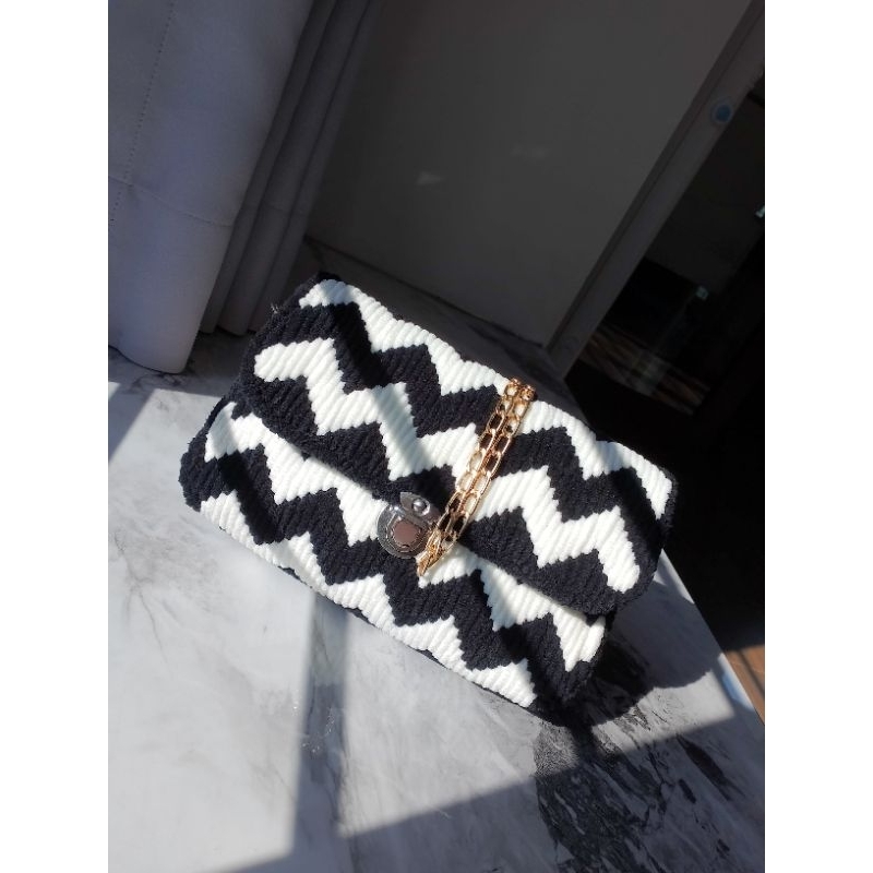 tas selempang wanita motif zig-zag