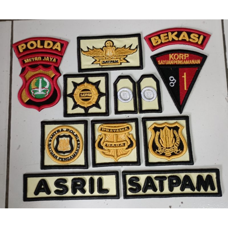 atribut satpam, atribut satpam dasar crem, atribut terbaru dasar crem