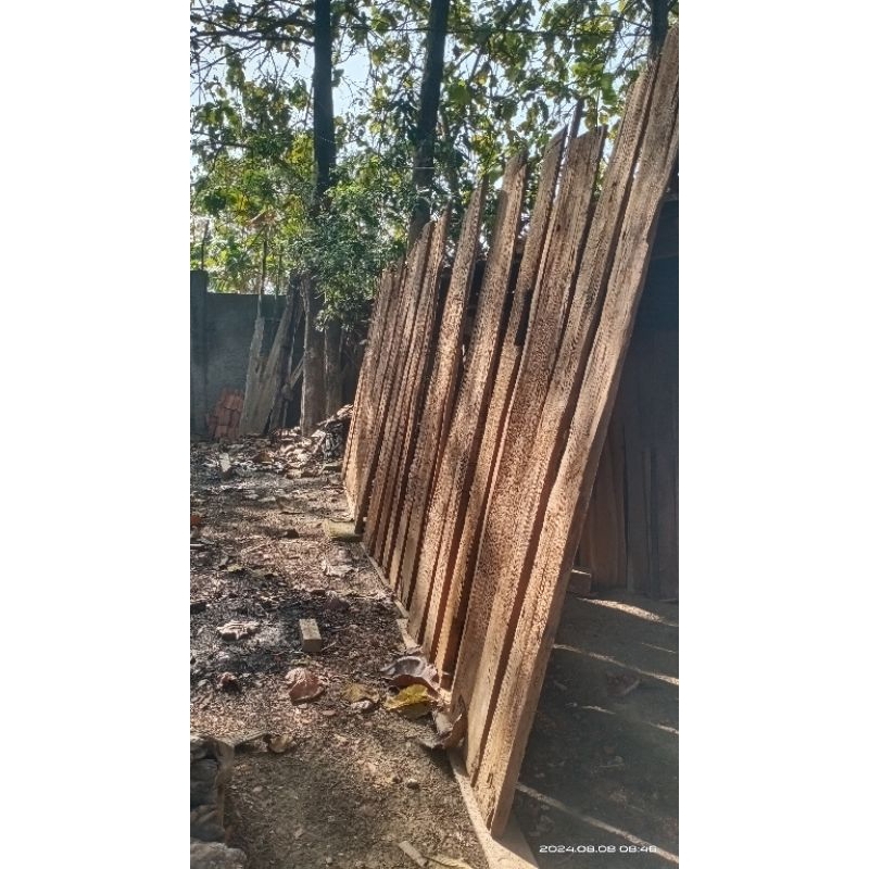 papan kayu jati bekas erosi antik