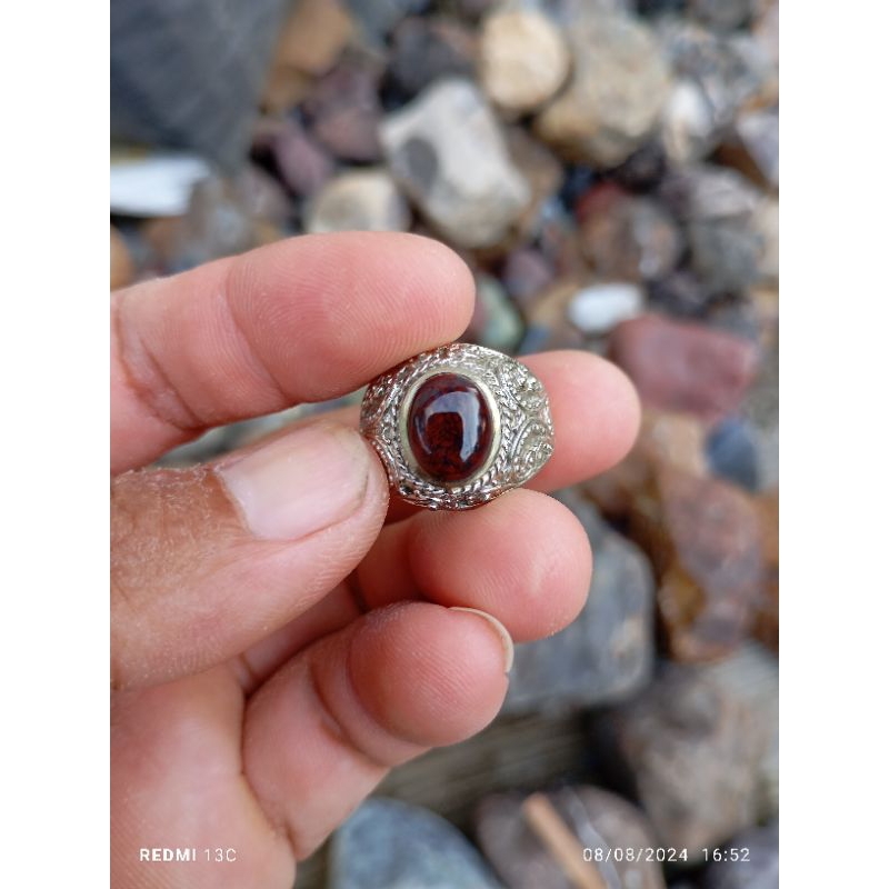 Natural cincin batu lumut merah