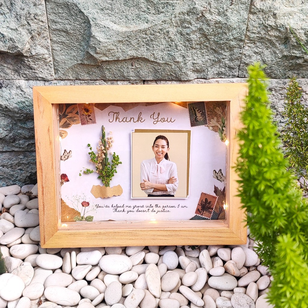Kado Wisuda Custom Aesthetic Pigura Kayu Kaca Bingkai Foto 3D Kado Bunga Nyala Led Bunga Kering