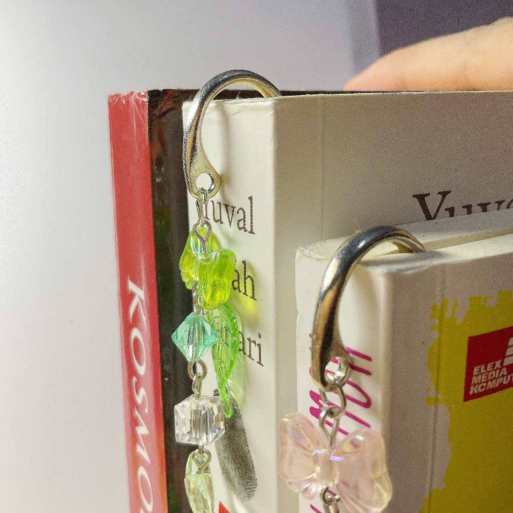 

Pembatas Buku Penanda Book Charm Green Pink Clear Leaf Ghibli Gantungan