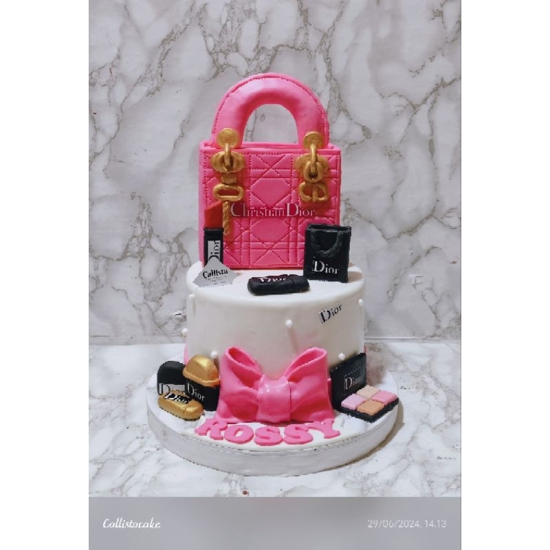 

Kue Ultah Custom Tas Branded Mini Dior D18cm/ Kue Ulang Tahun Cantik