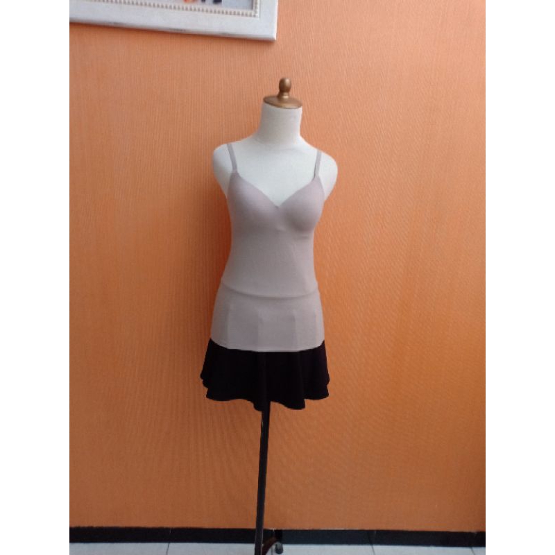 atasan tank top wanita cream UNIQLO AIRism cewek M blouse MEWAH cute santai ada CUPBRA vneck