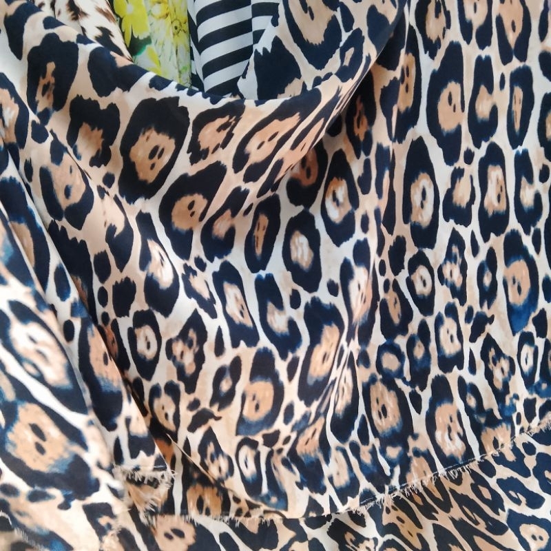 kain zara crepe motif macan tutul//kain zara crepe seragam//harga persetengah meter