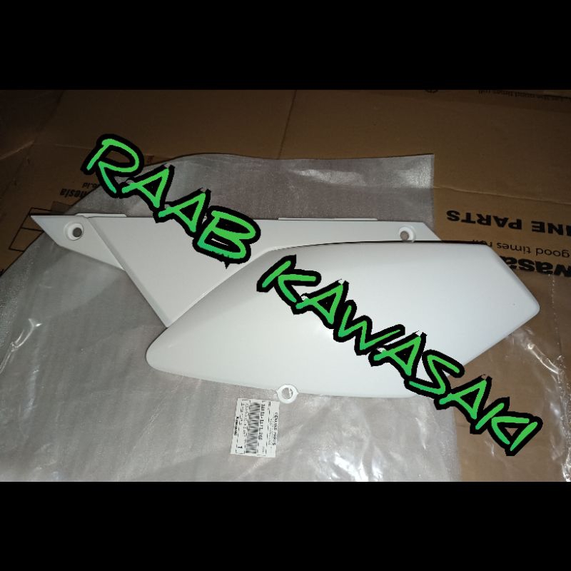 cover body belakang putih kiri klx 250s/datraker 250 original kawasaki