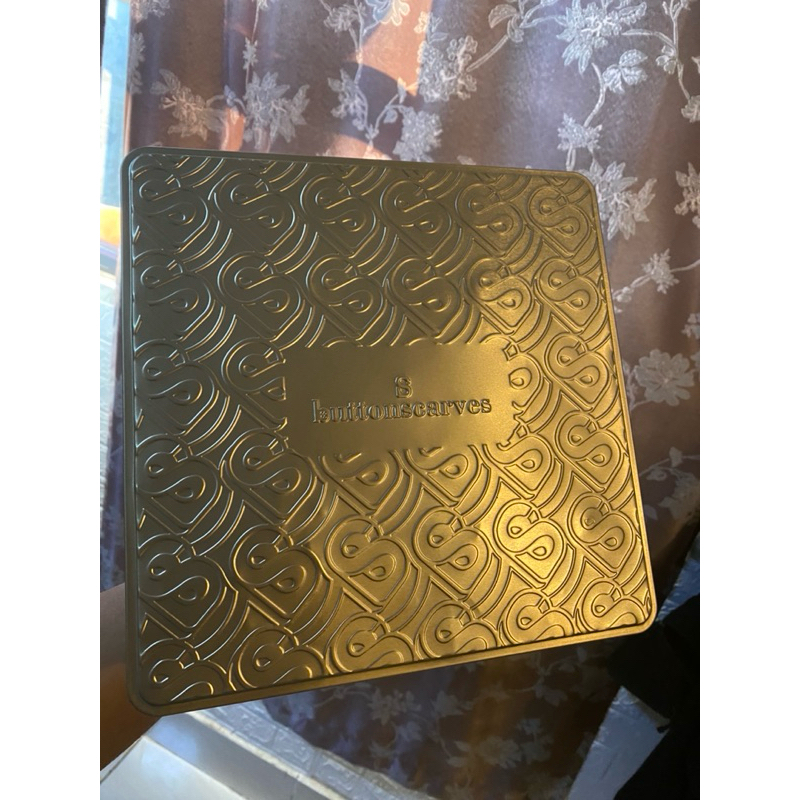 

Buttonscarves BOX Festive BOX ONLY