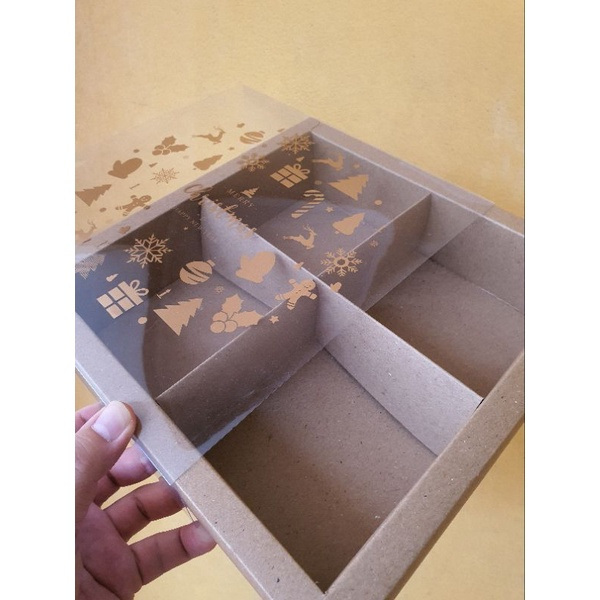 

5 pcs box mika kemasan pie ukuran 22x22x6cm sekat isi 4 warna coklat natal