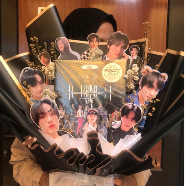 Buket Kpop dan Buku Novel Bouquet Bunga Buket untuk Graduation Wisuda Sempro Gift