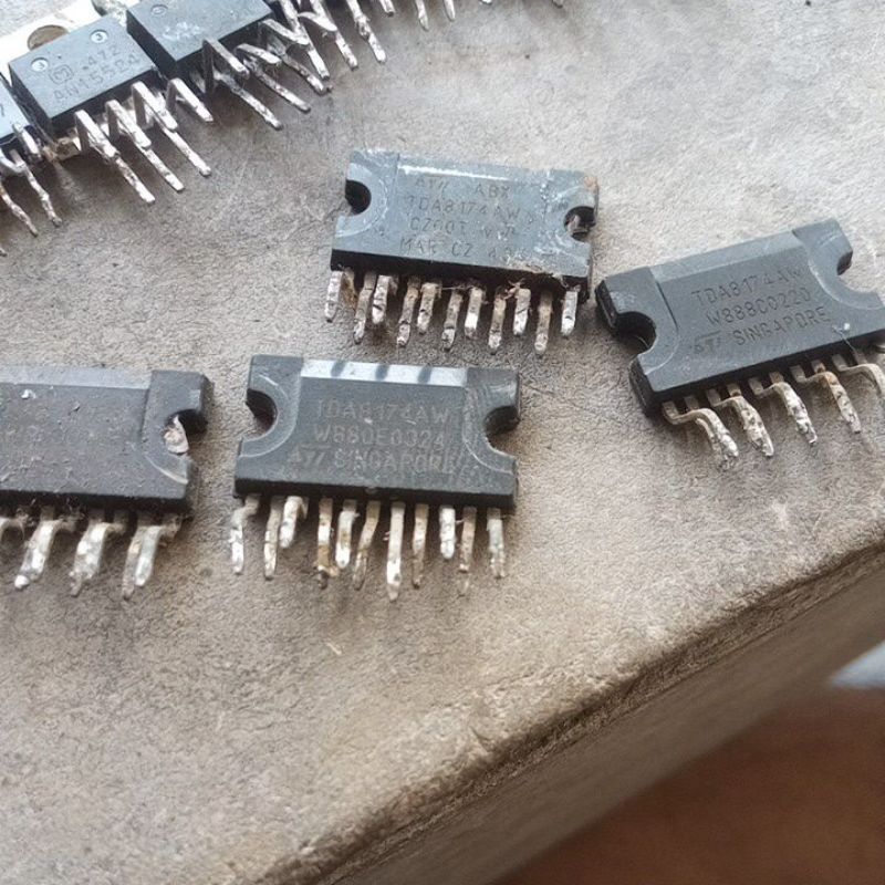 IC vertikal TDA8174AW