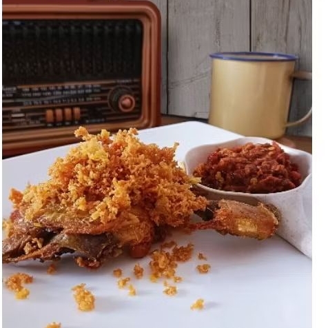 

Ayam goreng kremes camilan semut isi ayam, kremes dan sambal