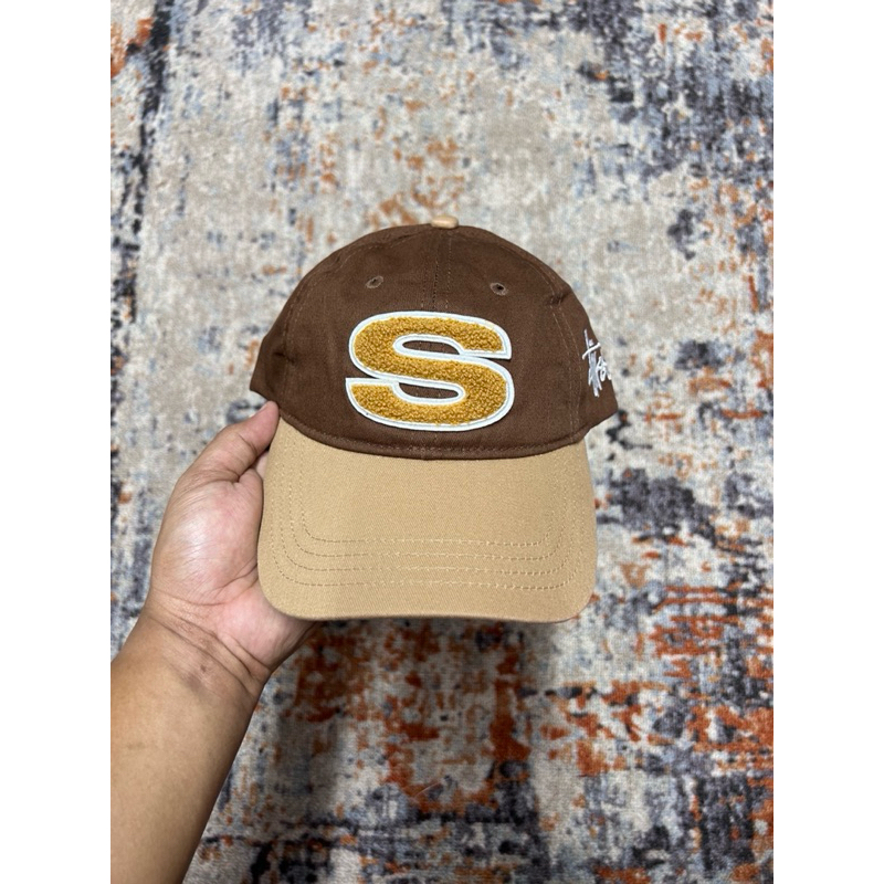 topi stussy logo S brown