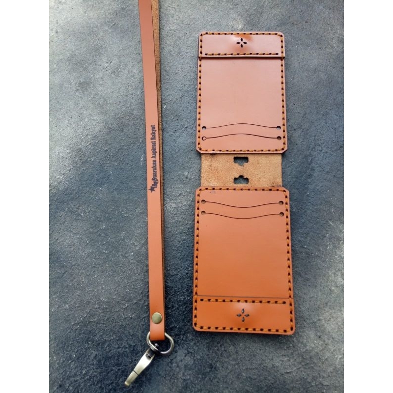 

Name Tag Kulit Lipat Model Magnet Id Card Holder