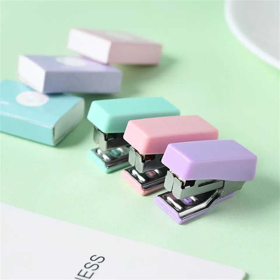 

Mini Stapler Set Macaron Color Staples Mini Ukuran Kecil Unik Kemasan Box Lucu Free Isi Warna Pastel Perlengkapan Kantor