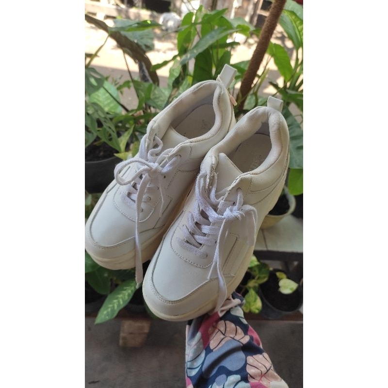 Preloved Sepatu Putih stradivarius Size 36