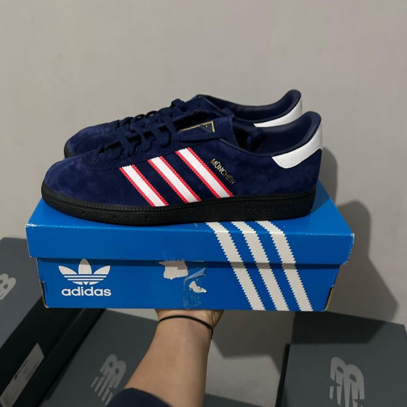 Sepatu Sneakers Casual Pria Adidas Munchen Navy edge blue red