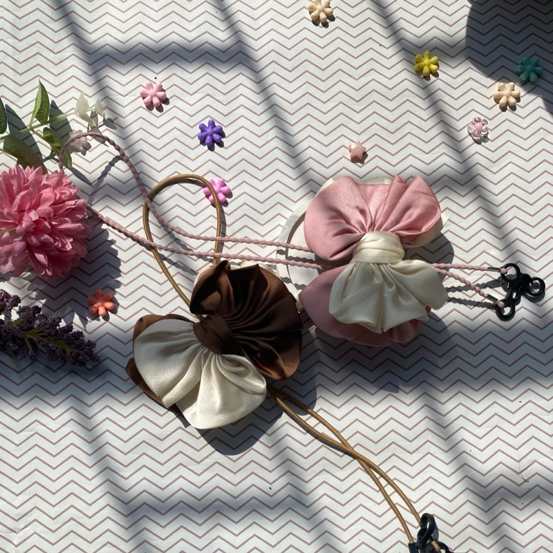 conector masker hijab dengan renda dan aksen pita