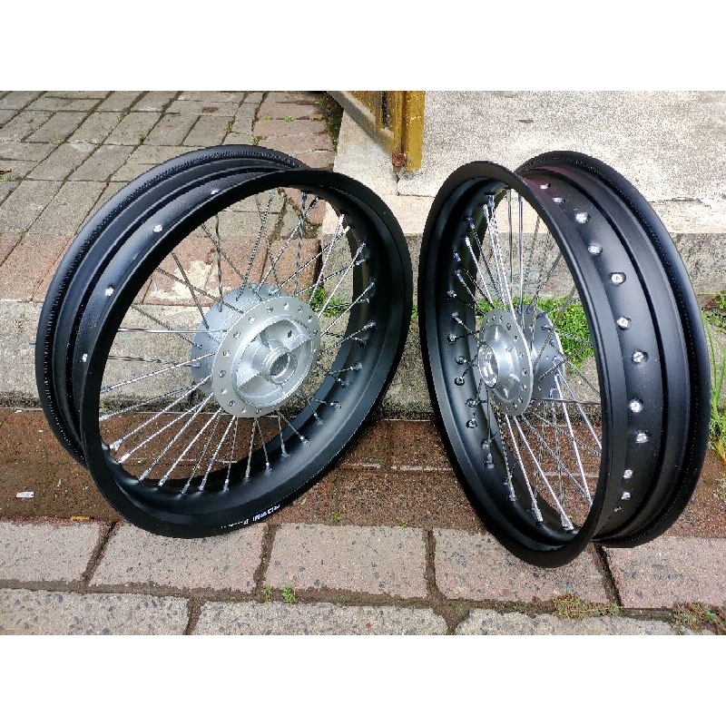 sepasang velg Honda Supra fit grand karisma Revo .UK velg 215/250/17