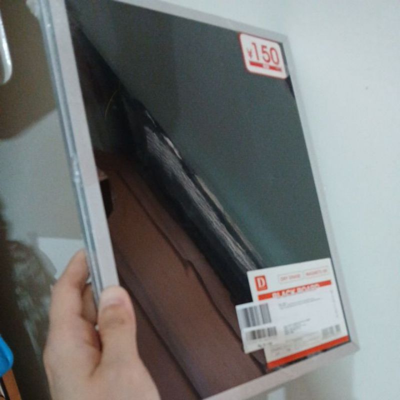 

DAISO Papan tulis hitam dengan tali gantung 30.5 x 22.8cm blackboard magnet