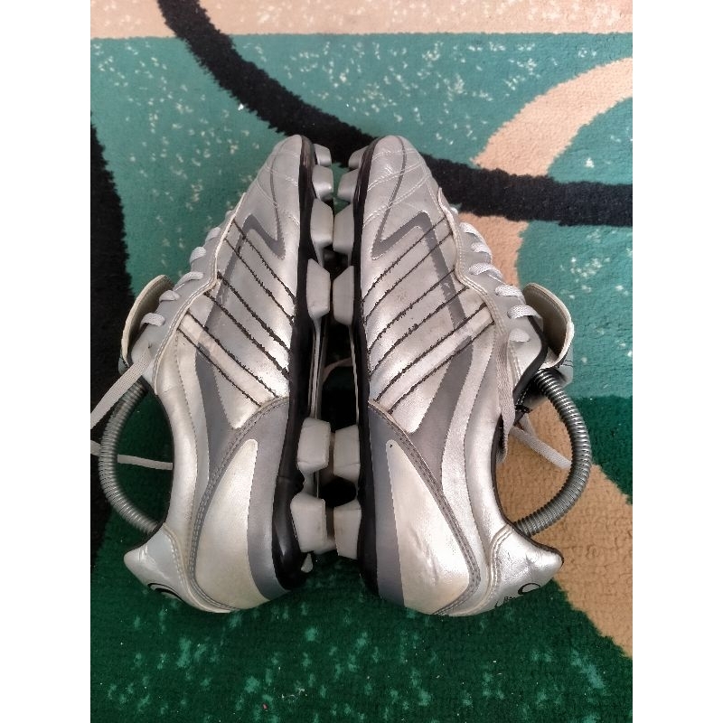 SEPATU BOLA ADIDAS NO 42 SECOND BEKAS ORIGINAL